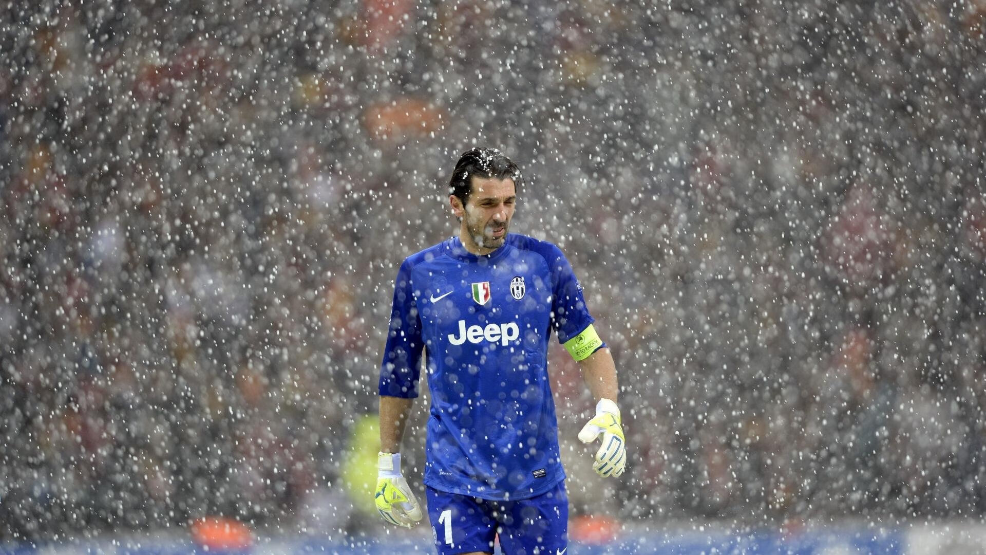 Kaiyun(中国)开云-球迷投票：最令人激动的比赛瞬间你选谁？，球迷的疯狂举动